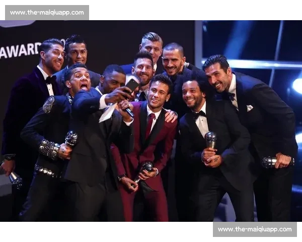 登贝莱晒照致敬梅西：传奇同框，足坛精神的代际传承