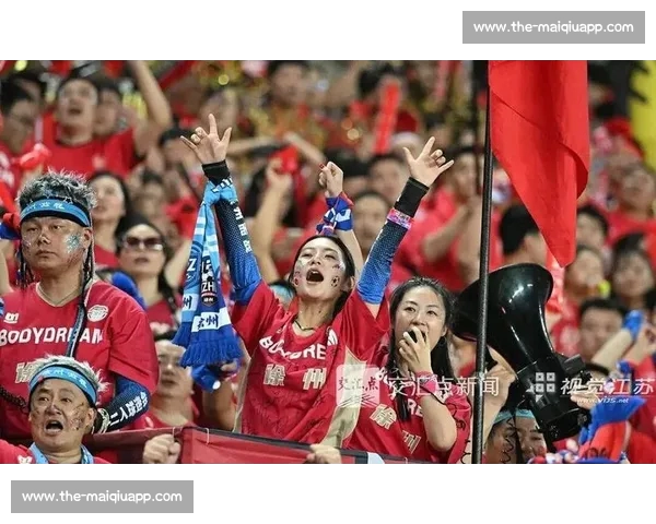 苏超赛场现中国红！球迷跨越山海为榕江助威